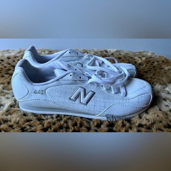 New Balance CW442SW White Leather Sneakers – Women’s Size 8 - Picture 3 of 8